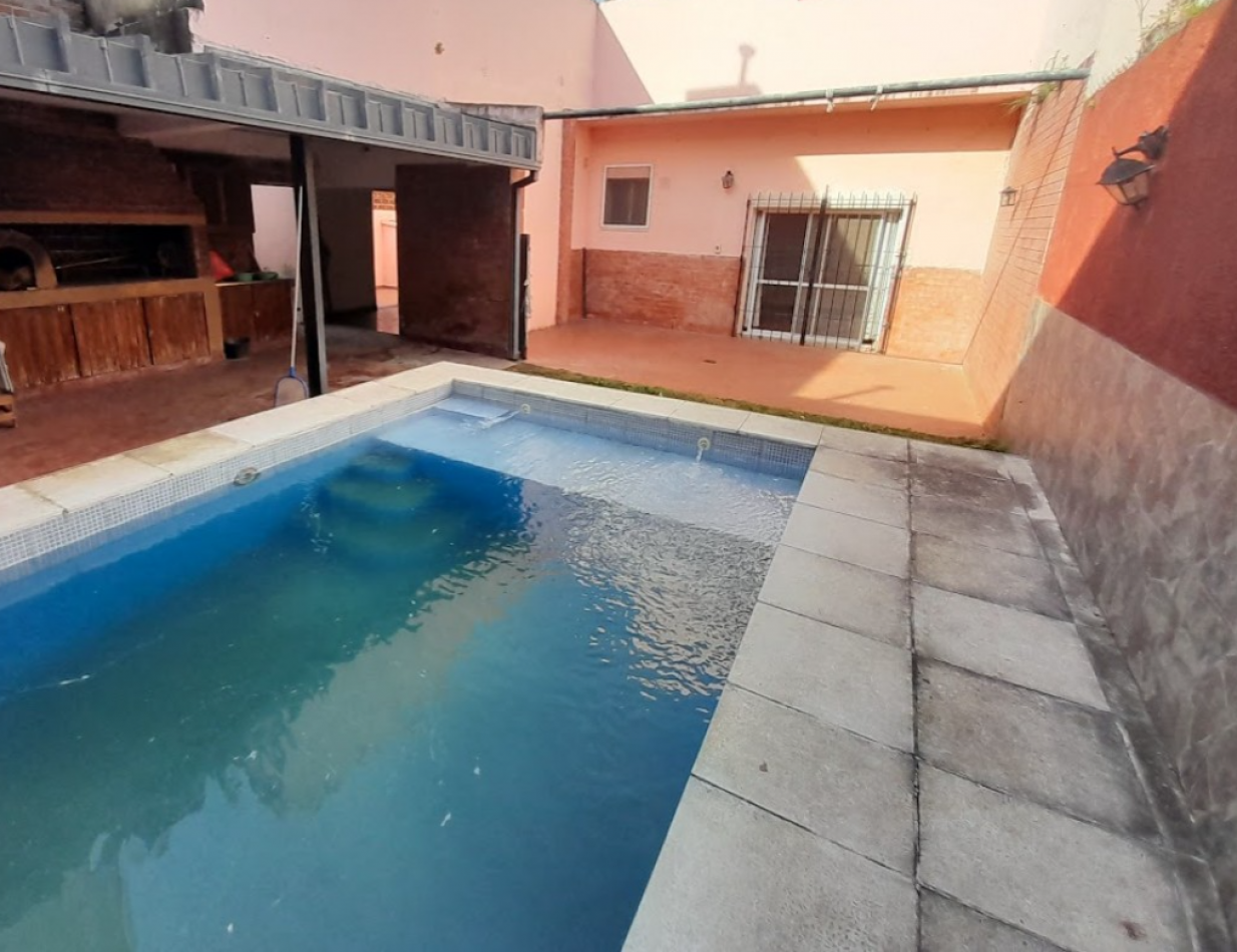 CASA CENTRICA CON 3 DORMITORIOS