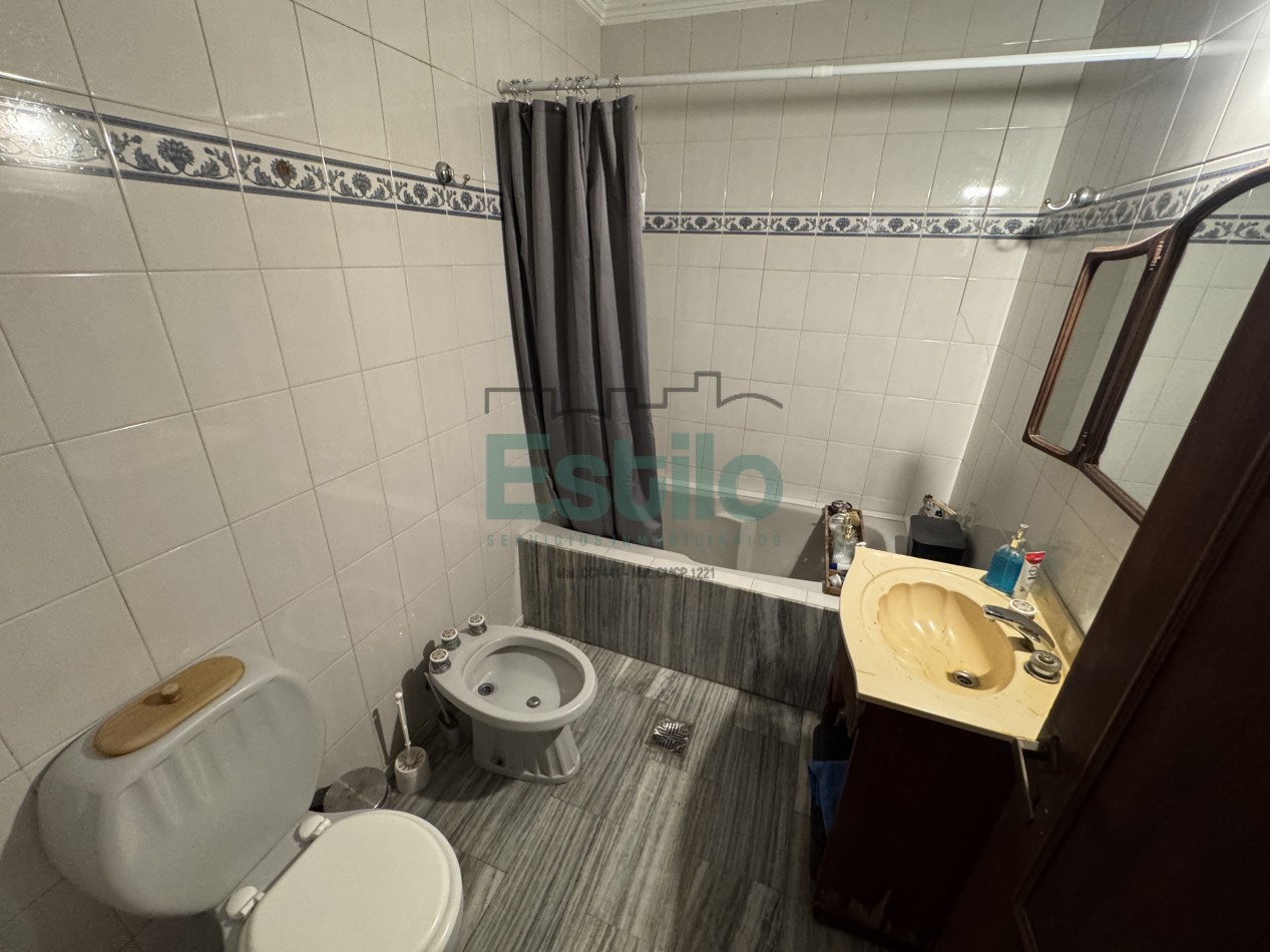 CASA CENTRICA CON LOCAL COMERCIAL