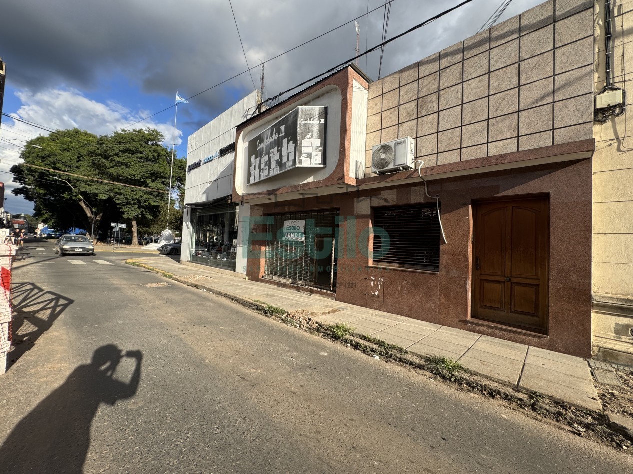 CASA CENTRICA CON LOCAL COMERCIAL