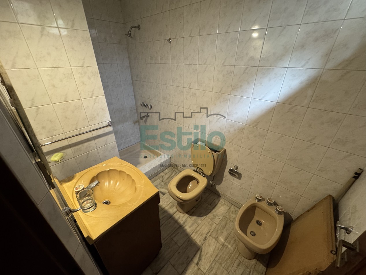 CASA CENTRICA CON LOCAL COMERCIAL