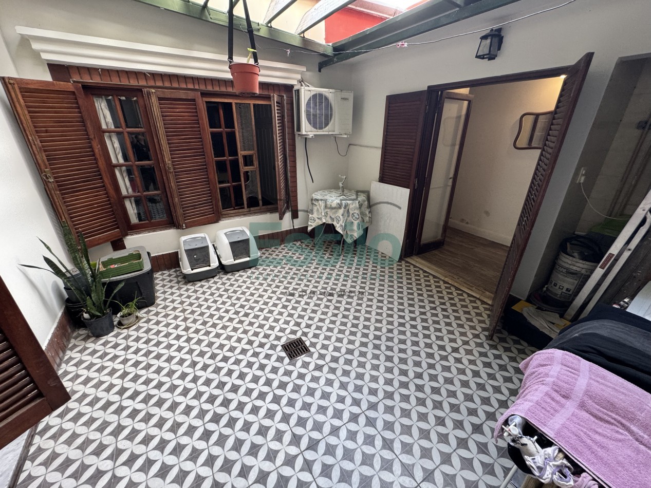 CASA CENTRICA CON LOCAL COMERCIAL