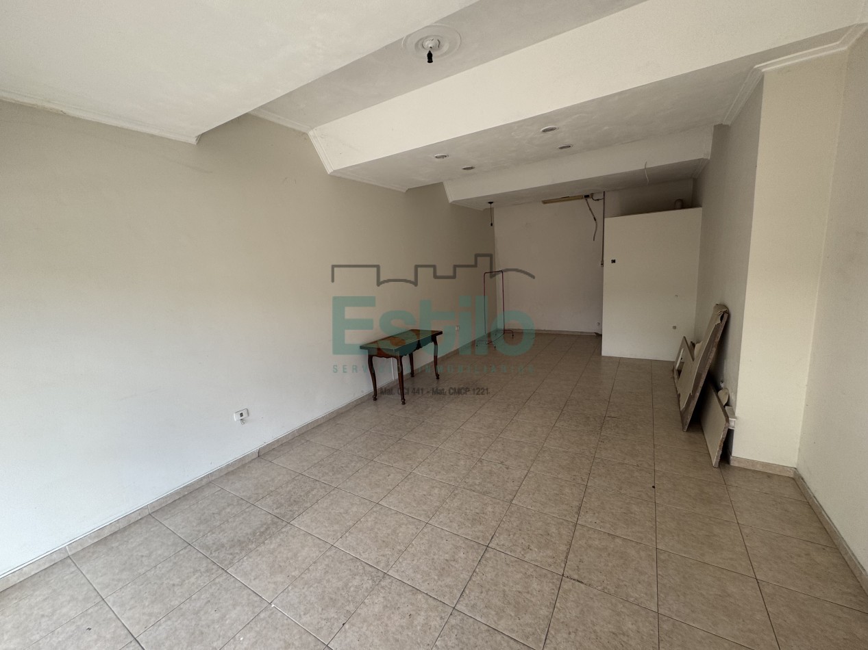 CASA CENTRICA CON LOCAL COMERCIAL
